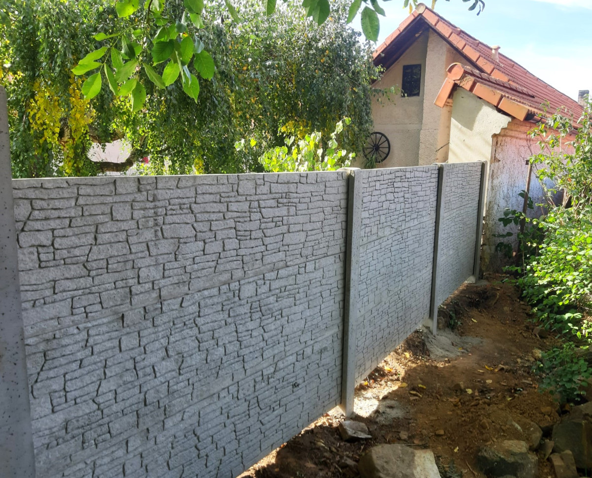 Olešná, říjen 2023, betonové oplocení 50bm, výška 150cm