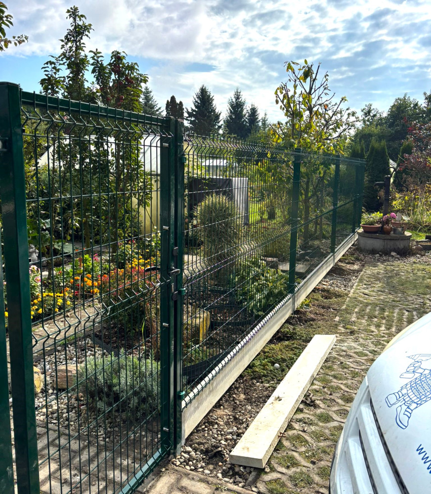 Zahrádky Kladno, říjen 2025, svařovaný panel 3D Classic na podhrabových deskách