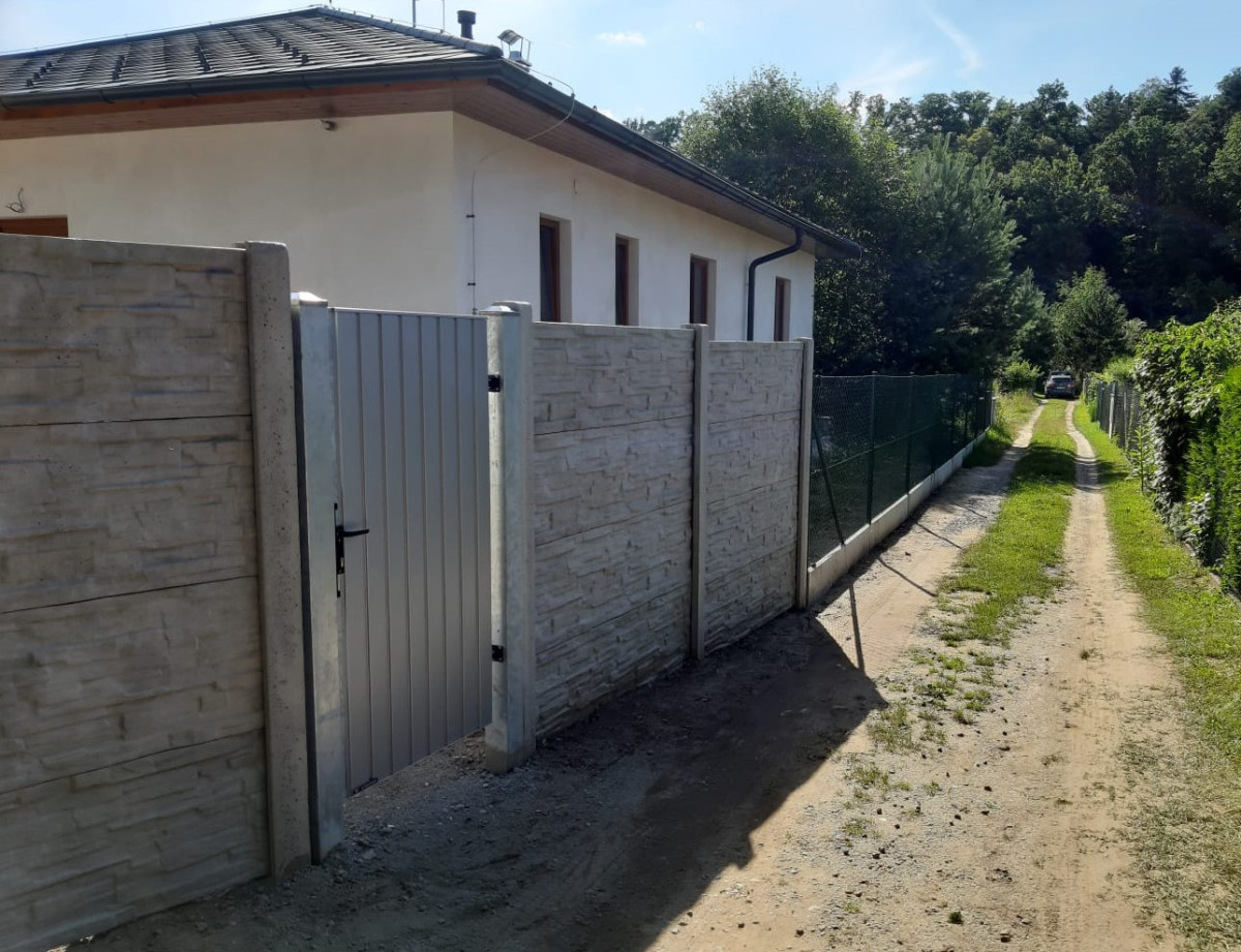 Sezimovo Ústí, červenec 2020, betonový plot, pletivo na PD, posuvná brána 4900x1700mm a branka