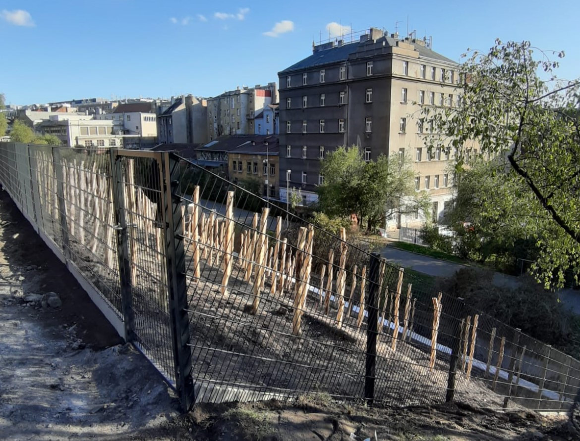 Praha 3 Vítkov, listopad 2019, oplocení vinice Pilofor Super Strong 2500x1430, RAL 7016, PD