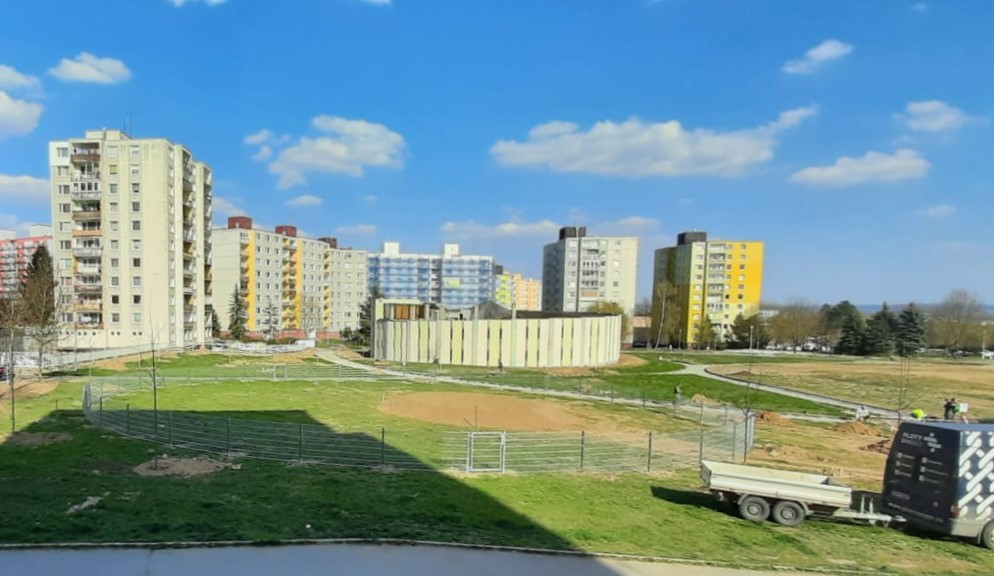 Plzeň, duben 2021, kruhový profil z panelu P.Super 2500x1230mm Zn, branka P.Super 1090x1180mm
