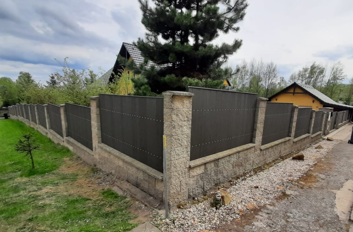 Tisá, květen 2020, oplocení z 1012 plotových planěk Pilwood + 200bm svařovaného panelu Pilofor Super