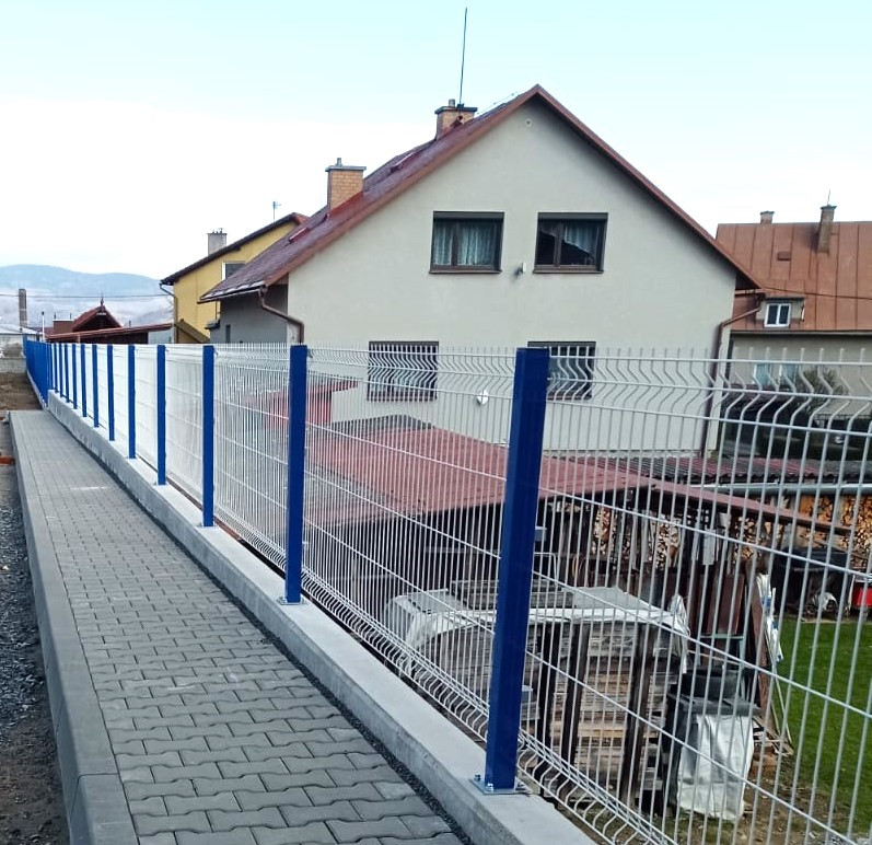 Štíty, březen 2024, svař.panely Classic v RAL9010 a sloupky v RAL5010 na PD