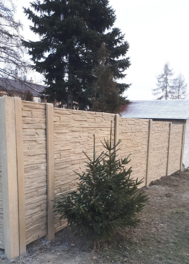 Velké Přítočno, leden 2019, oplocení areálu společenství vlastníků betonovým pletivem.