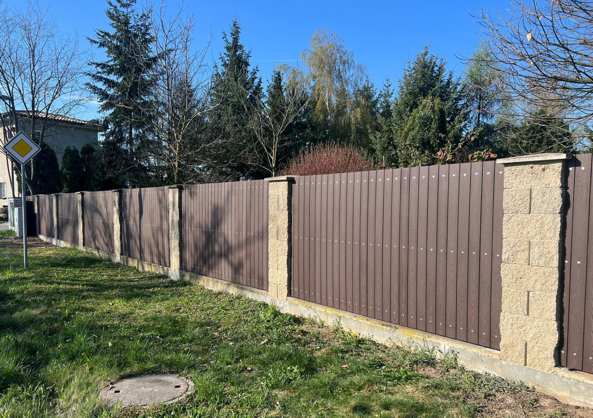 Ptice, 4/2026, výměna původních dřevěných plotovek za bezúdržbové WPC