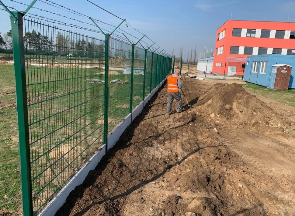 Zeleneč, červen 2019, 950m svařovaná panel, 3 posuvné brány, 1200m pletivo