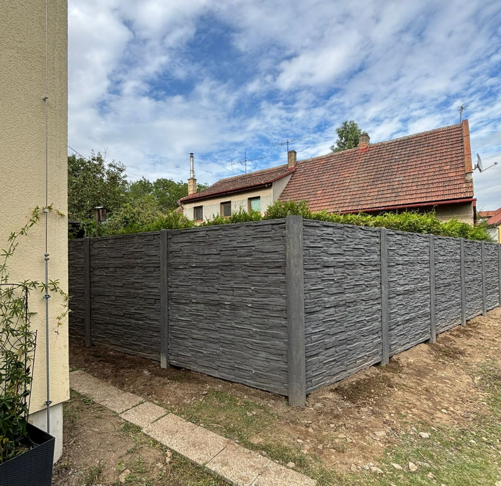 Únětice, červenec 2025, 35bm betonového plotu, výška 2m, grafit/antracit