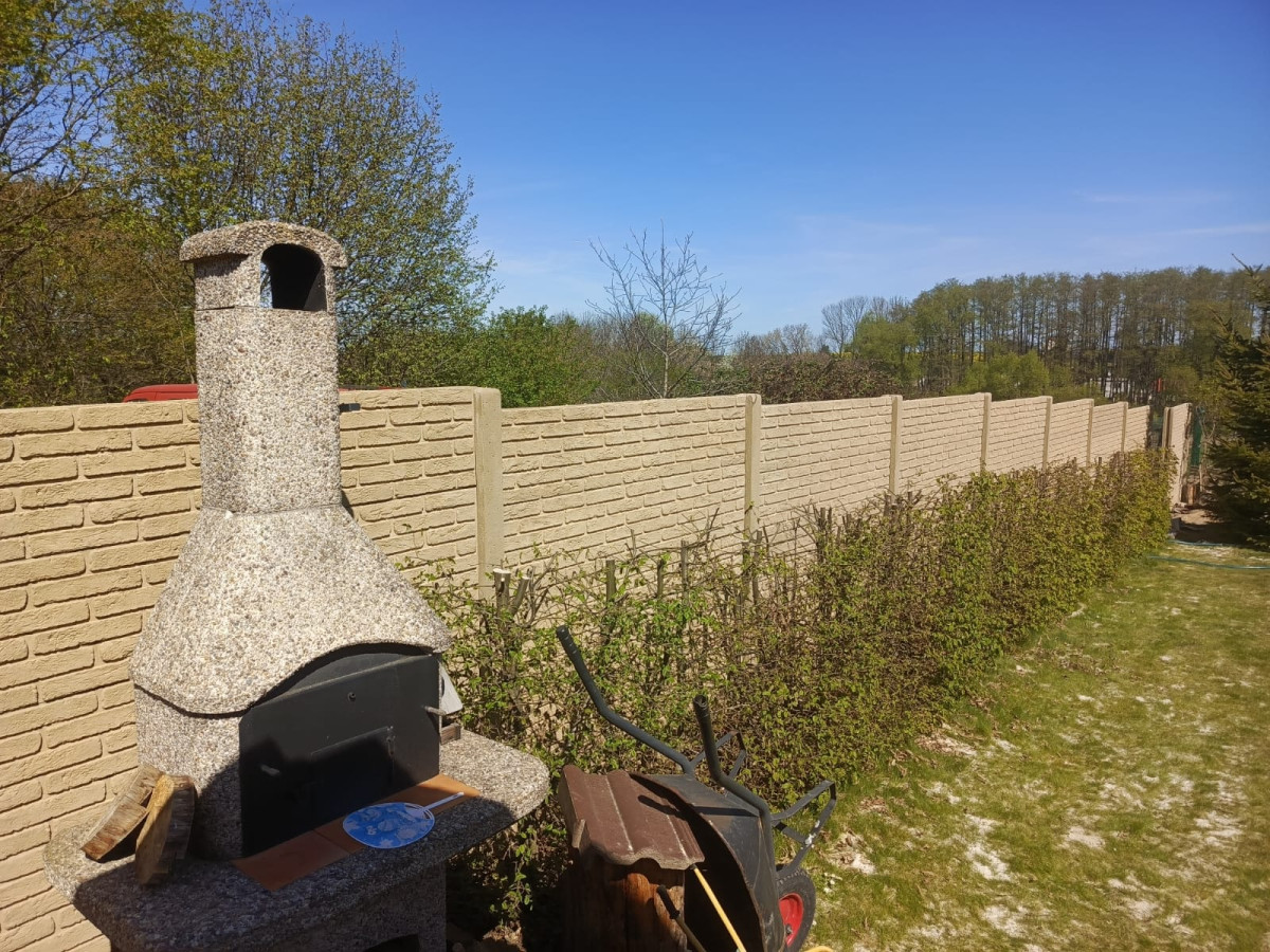 Hostivice, 4/26, betonový plot píckovec, vzor rustikální cihla, výška 2m