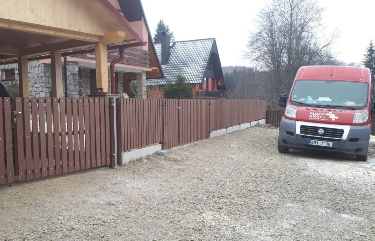 Paseka, listopad 2018, plotovky Pilwood + brána 3,8x1,1m s otevíráním 180°.