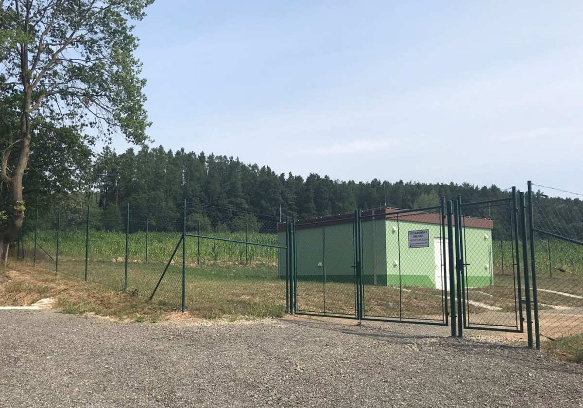 Vodojem Drozdov, červenec 2018, branka a brána IDEAL, čtyřhranné pletivo a zabezpečení ost. drátem.
