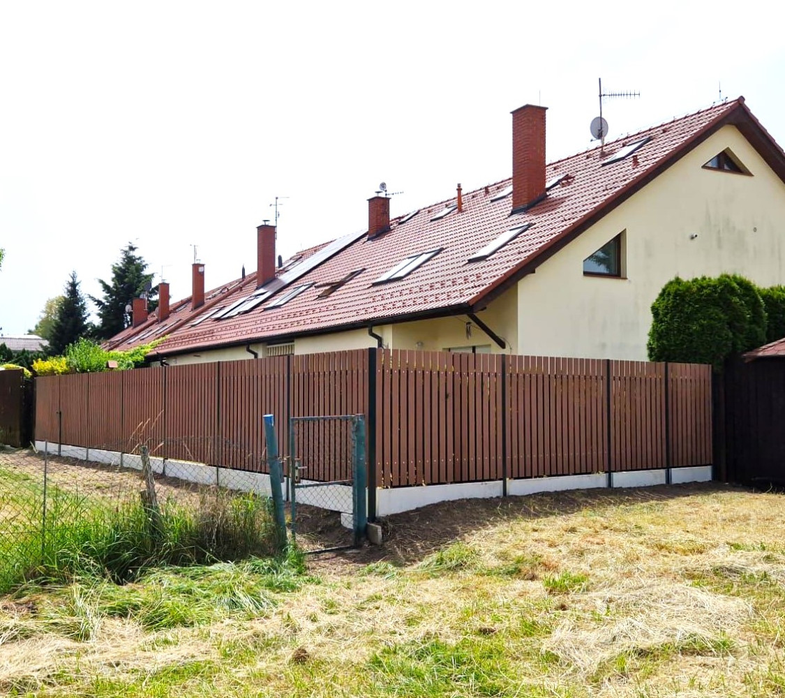 Jesenice, červen 2024, hnědé WPC plotovky Pilwood na podhrabových deskách