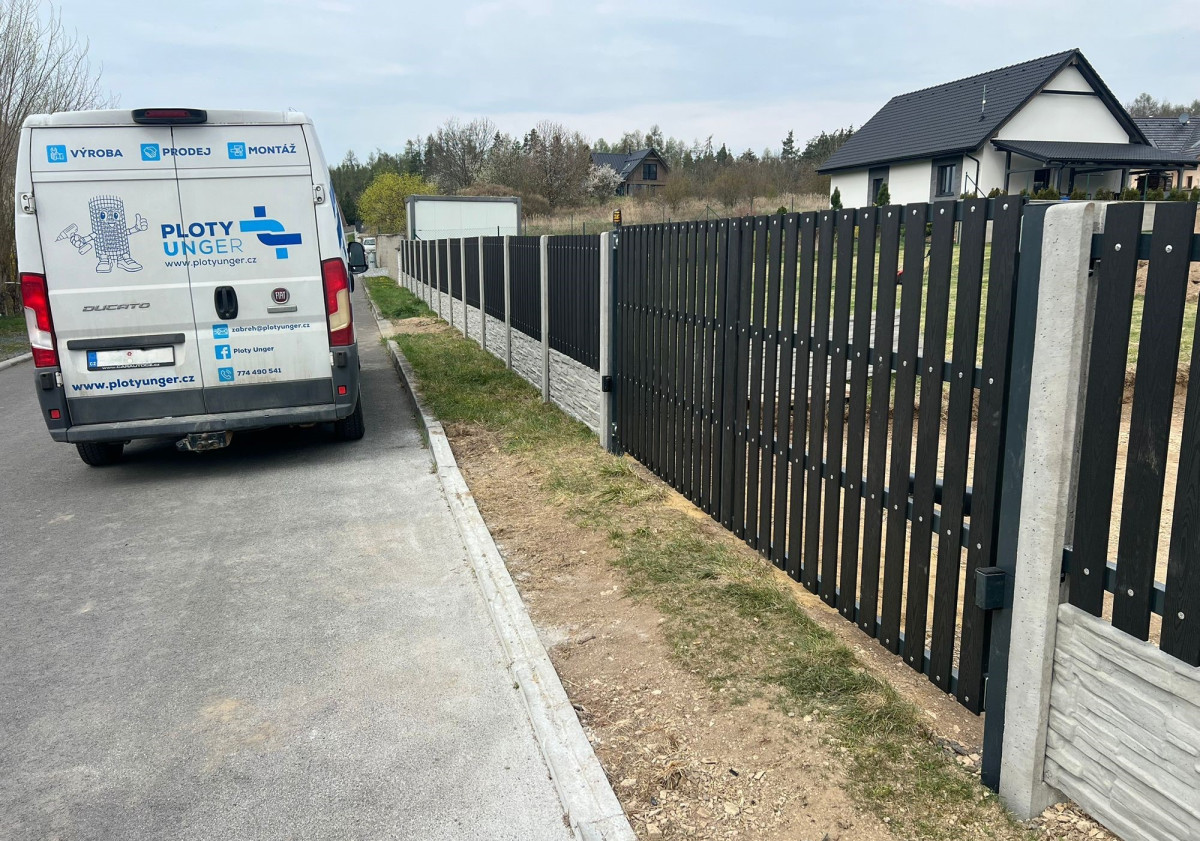 Sýkořice, 4/2026, 90bm kombinace beton a WPC plotovky, brána s pohonem , branka