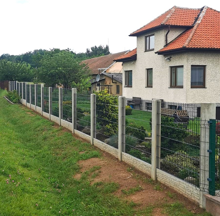 Drevníky, červen 2024, kombinace betonového oplocení se svařovanými panely Pilofor Super v antracitu