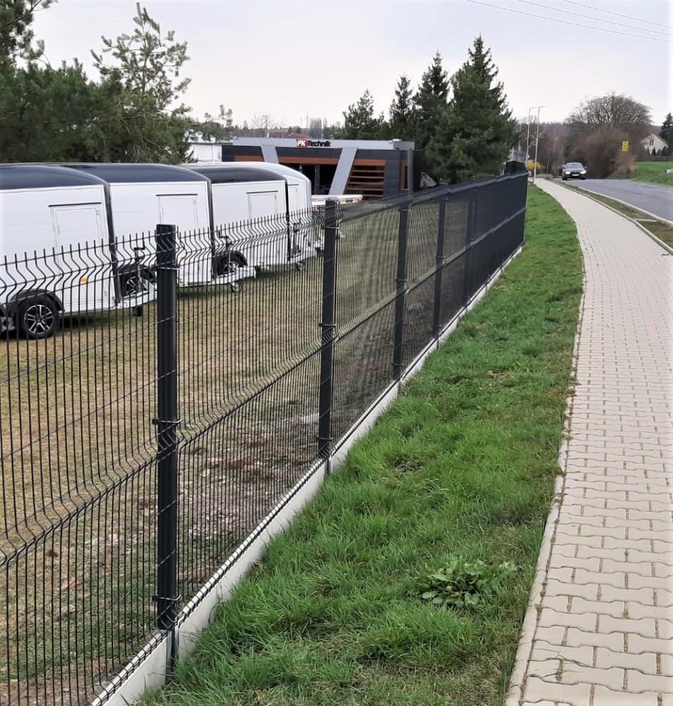 Hřebeč, březen 2022, 130bm svařovaný panel Pilofor Classic 2500x1530 antracit na PD