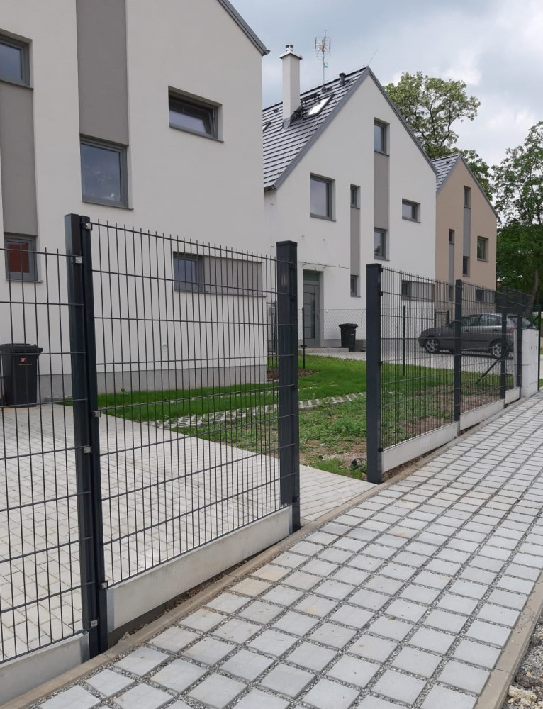 Ptice, červen 2019, 42,5m svařované panely Pilofor Super v antracitu na podhrabových deskách