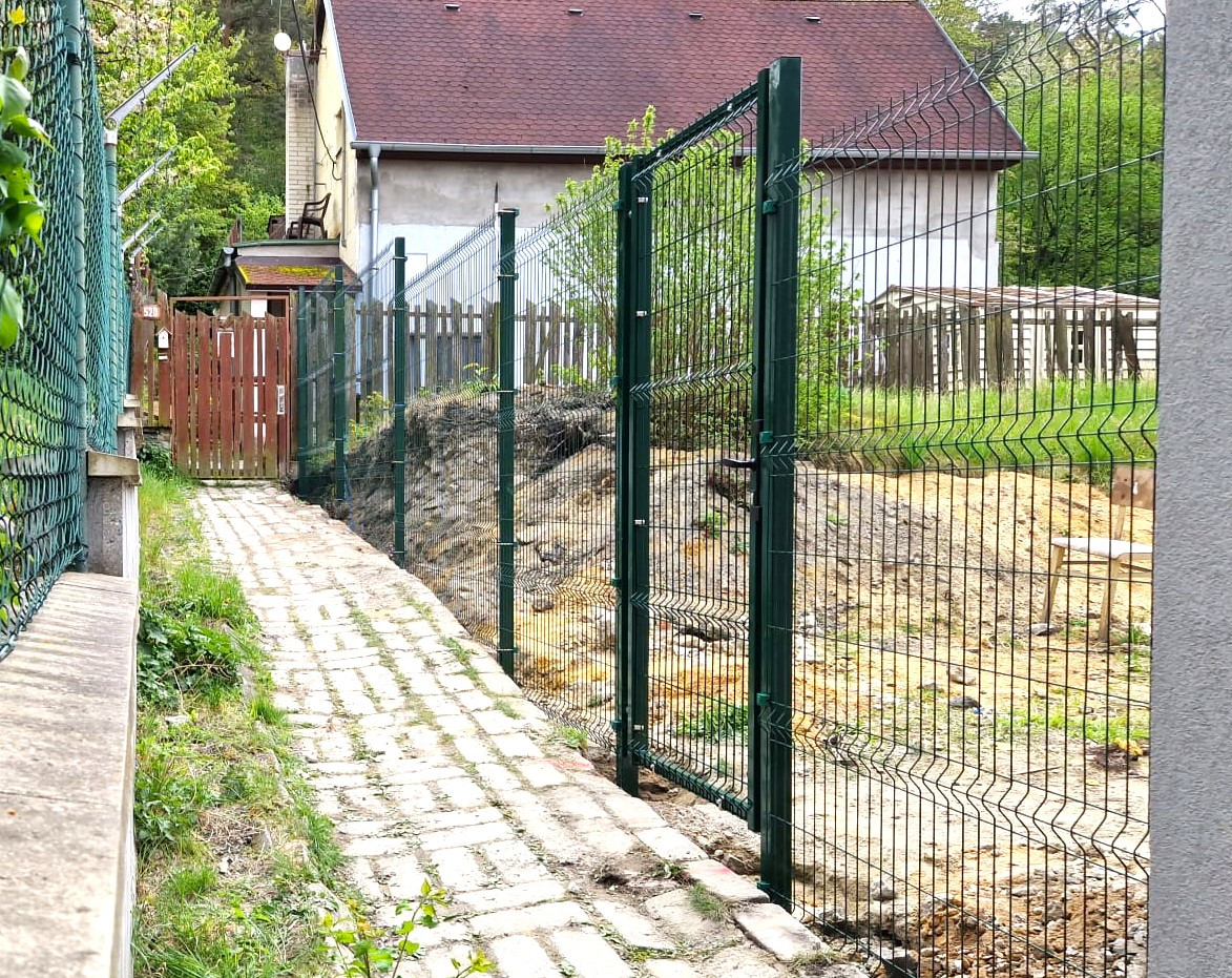 Kladno, duben 2024, svařovaný panel Pilofor Light, branka Pilofor 