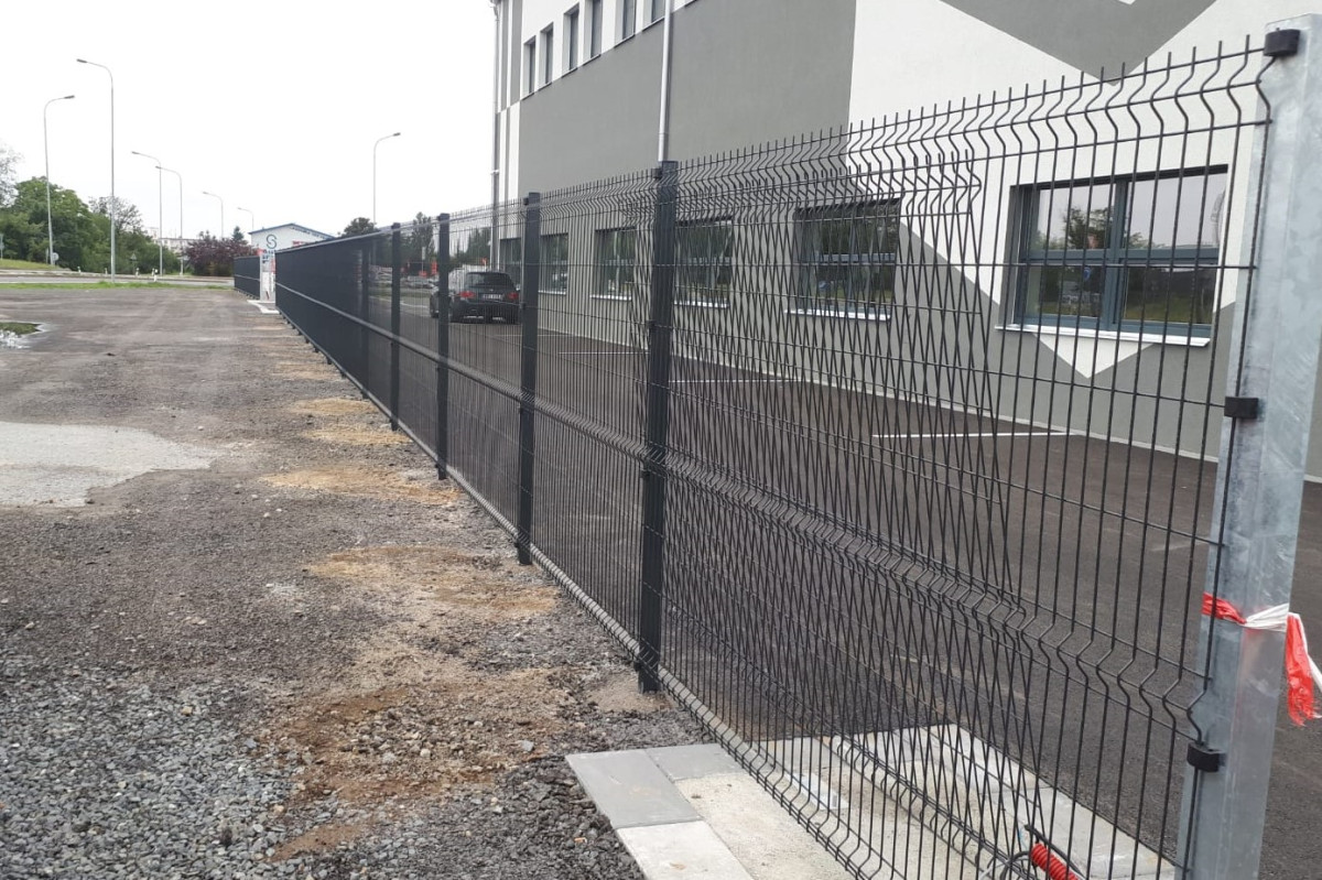 Černá za Bory, srpen 2019, 280 bm panel Classic, 280 bm pletivo, 2x posuvná brána - délka 12 a 5m.