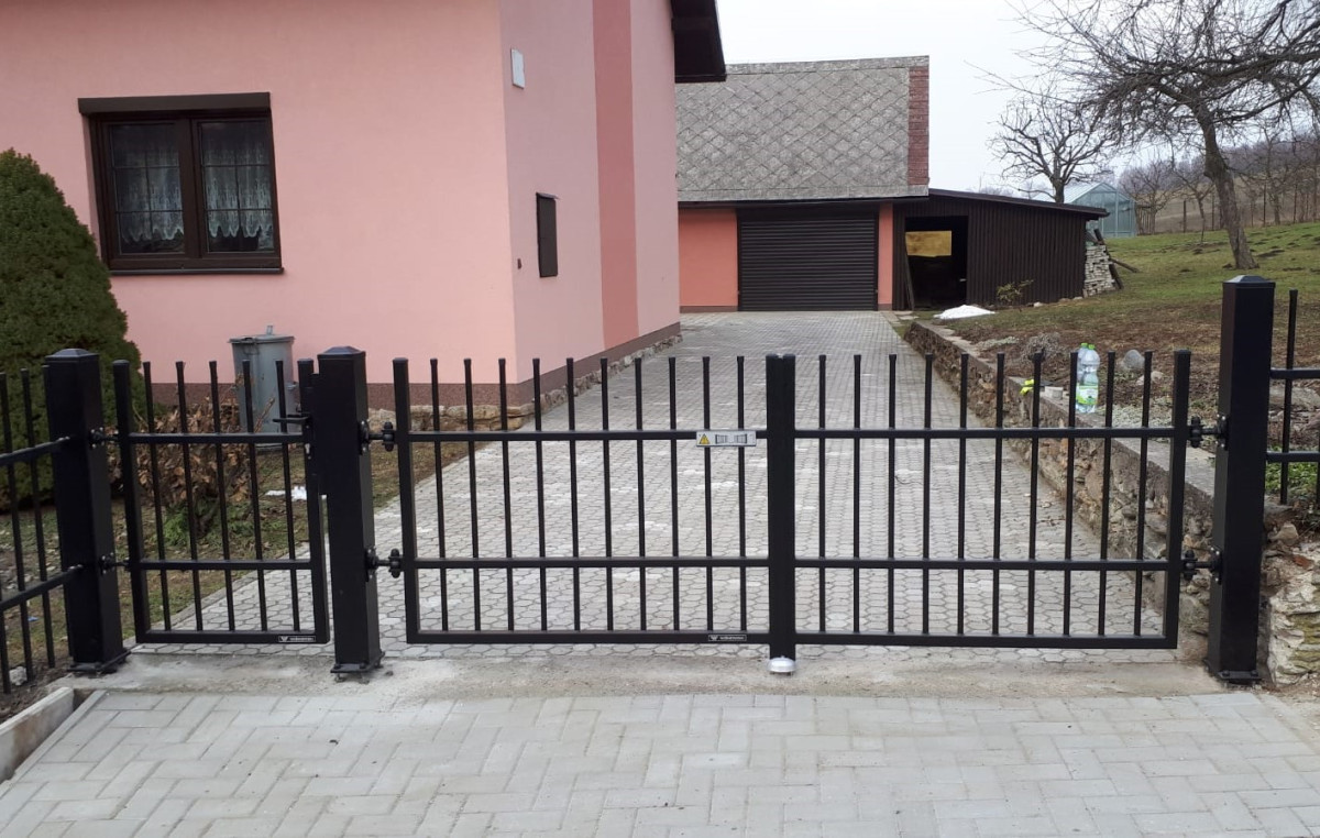 Nový Malín, únor 2019, dvoukřídlá brána, branka a plotové dílce vzor AW.10.04 od firmy Wisniowski