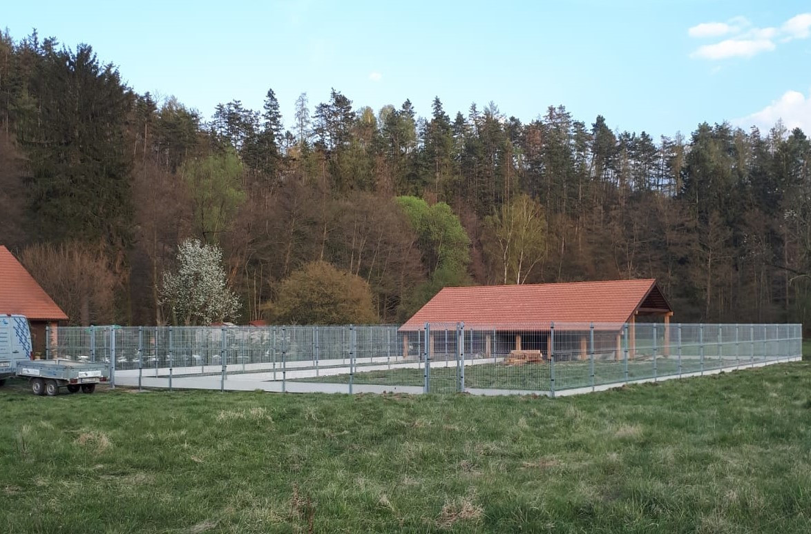 Chrást, duben 2020, výběh pro slepičky - 110m svařovaných panelů Light Zn, výška 1730 na PD