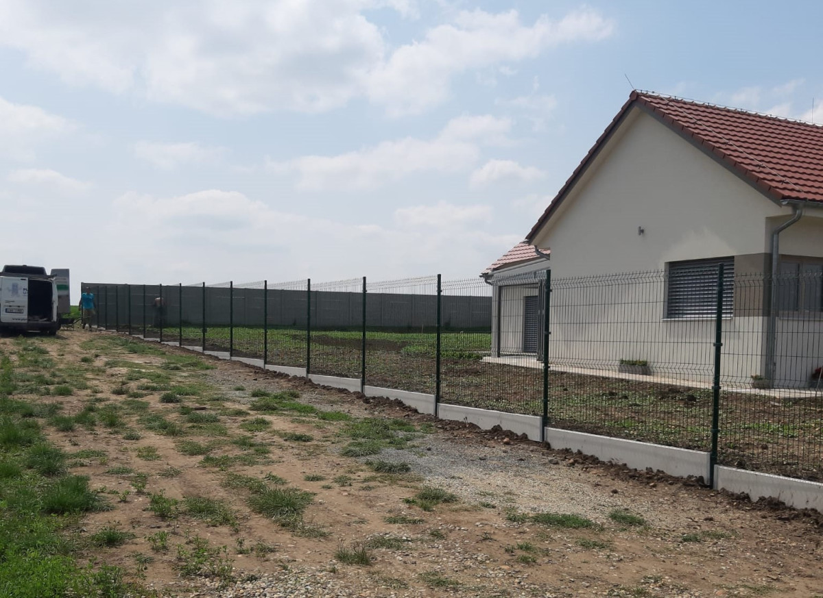 Mnětěš, červenec 2021, svařované panely Light 2500x1730 na PD + betonové oplocení