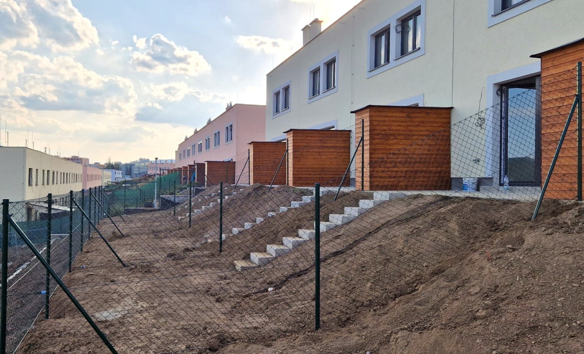 Králův Dvůr, srpen 2023, předzahrádky řadových rodinných domů z pletiva IDEAL