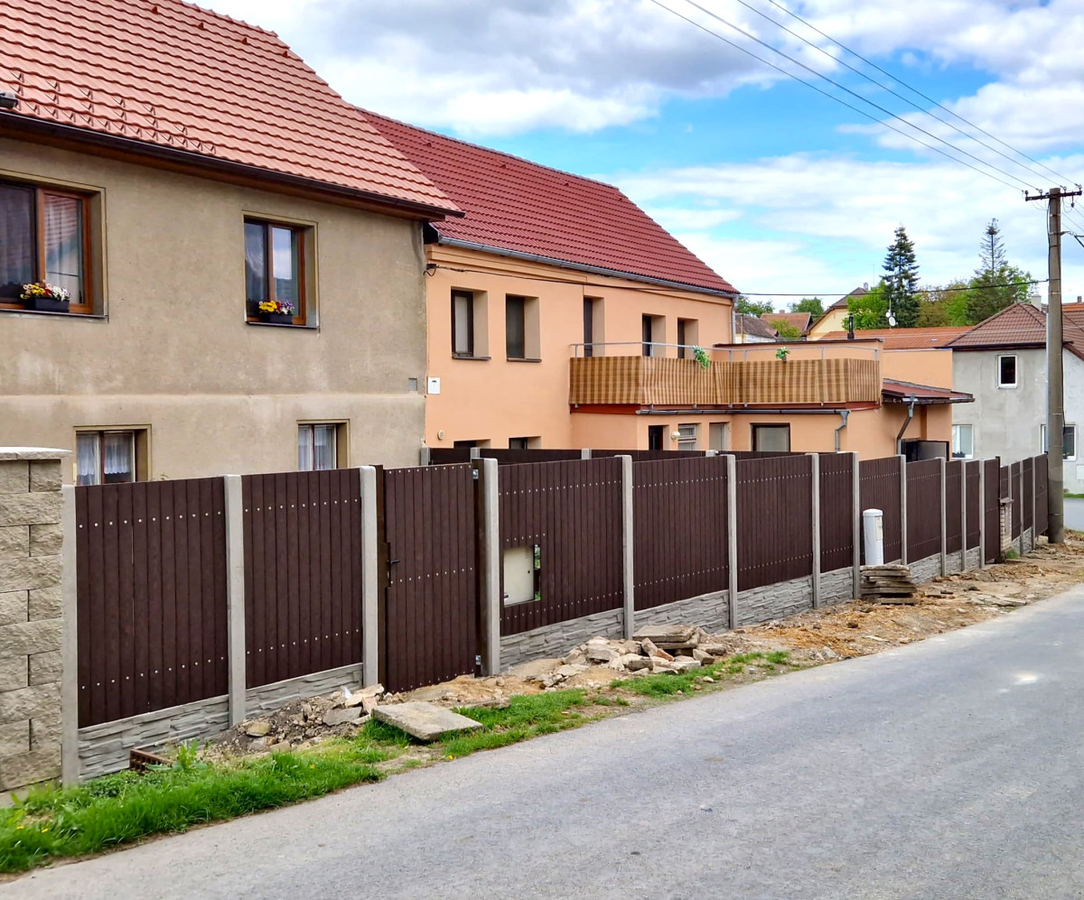 Lhota, květen 2025, kombinace betonového plotu s dřevoplastovými plotovkami (380ks)