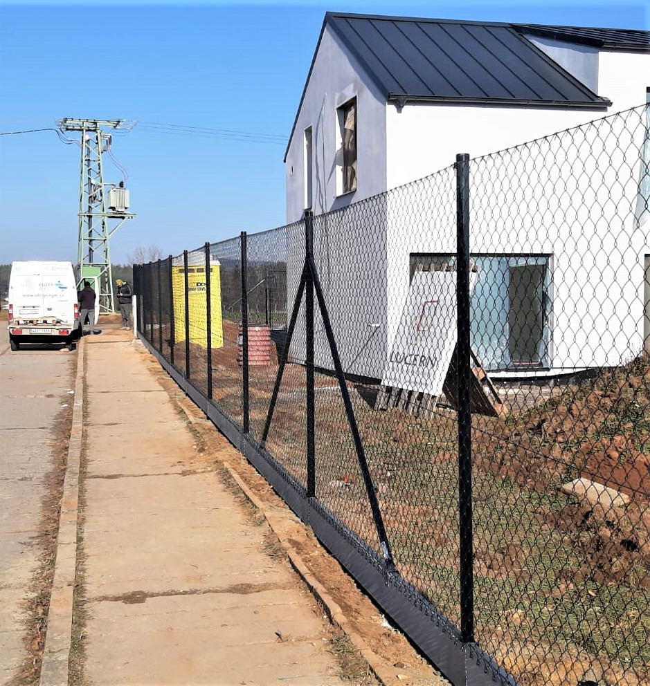Lužná, únor 2023, čtyřhranné pletivo na PD, 2x branka, 2x dvoukřídlá brána (RAL 7016)
