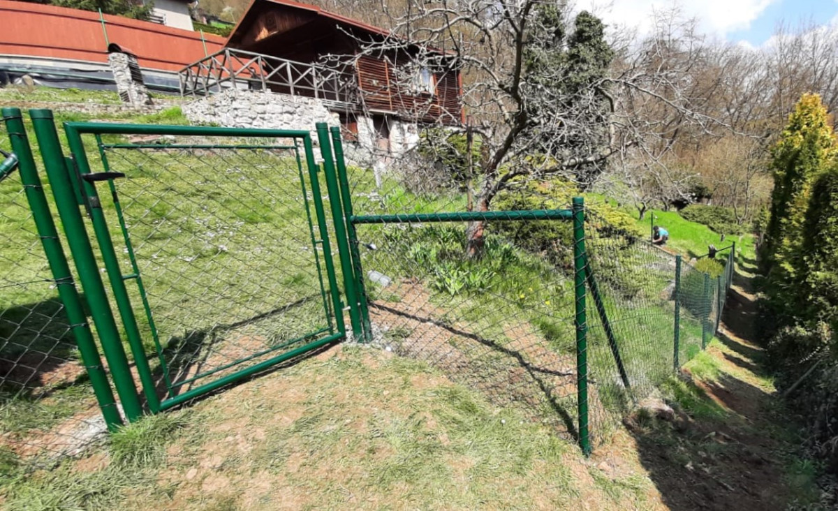 Beroun, duben 2021, pletivo Ideal Kompakt 125cm a branka Ideal 1085x1200mm v příkrém terénu