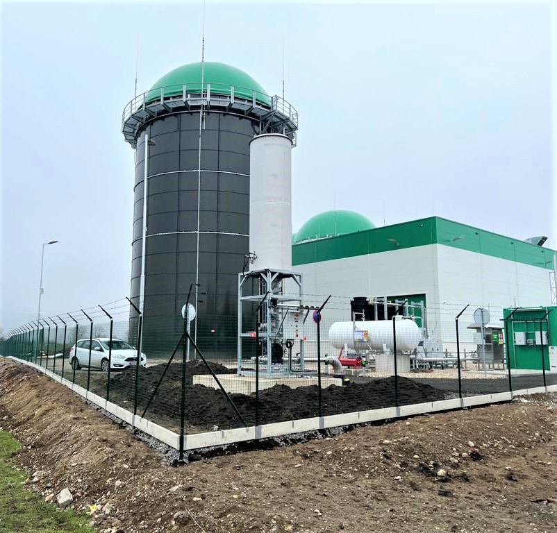 Mladá Boleslav, únor 2023, 550bm oplocení areálu z Pilonet HEAVY na PD, 3 řady ostnatého drátu