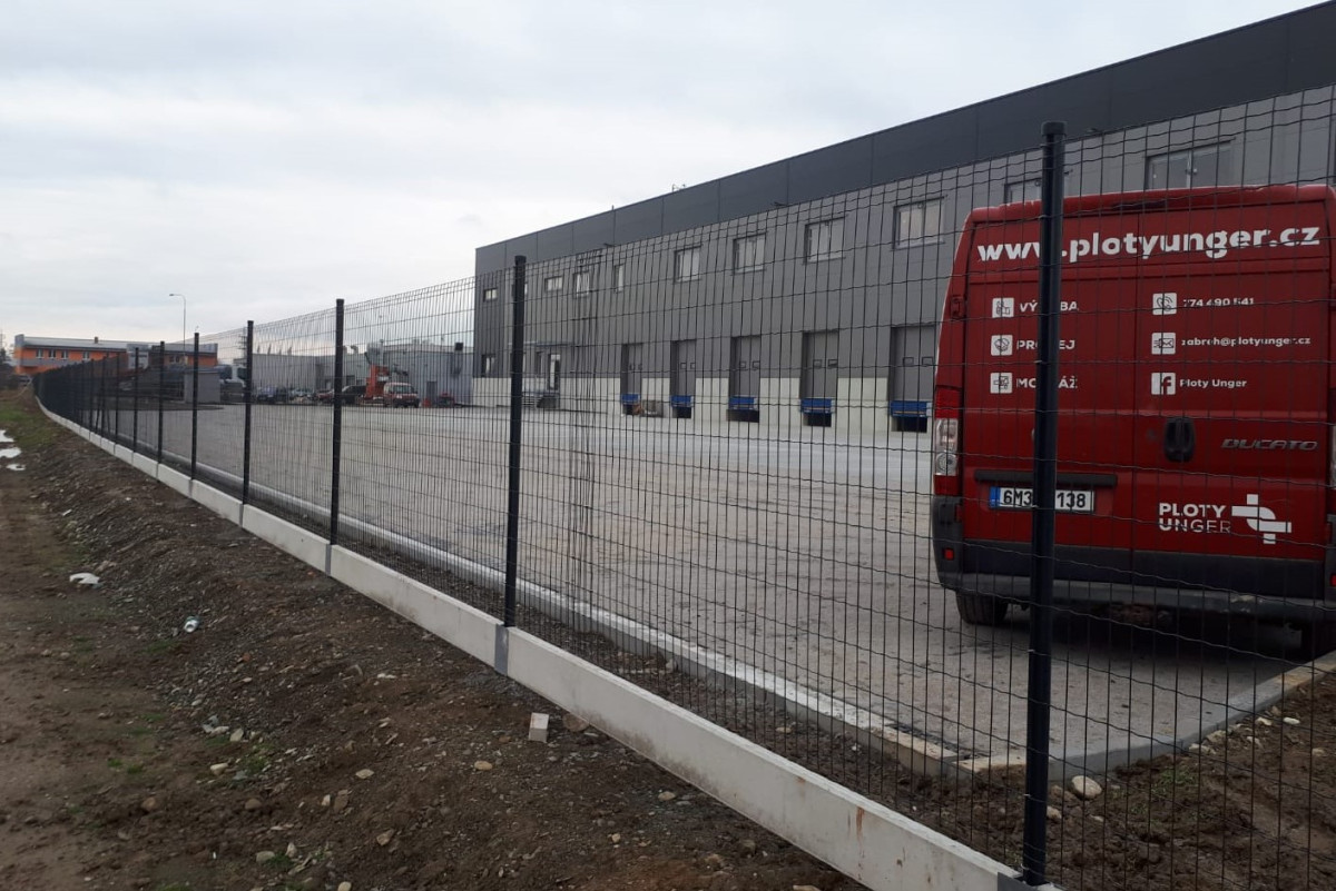 LC Olomouc, únor 2020, 275bm svařované sítě Pilonet antracit na podhrabových deskách
