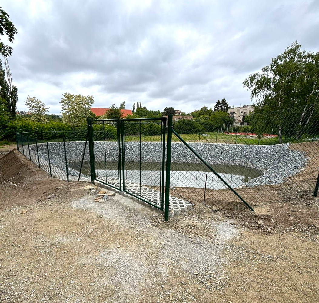 Retenční nádrž v Praze, květen 2025, pletivo Ideal 1800mm