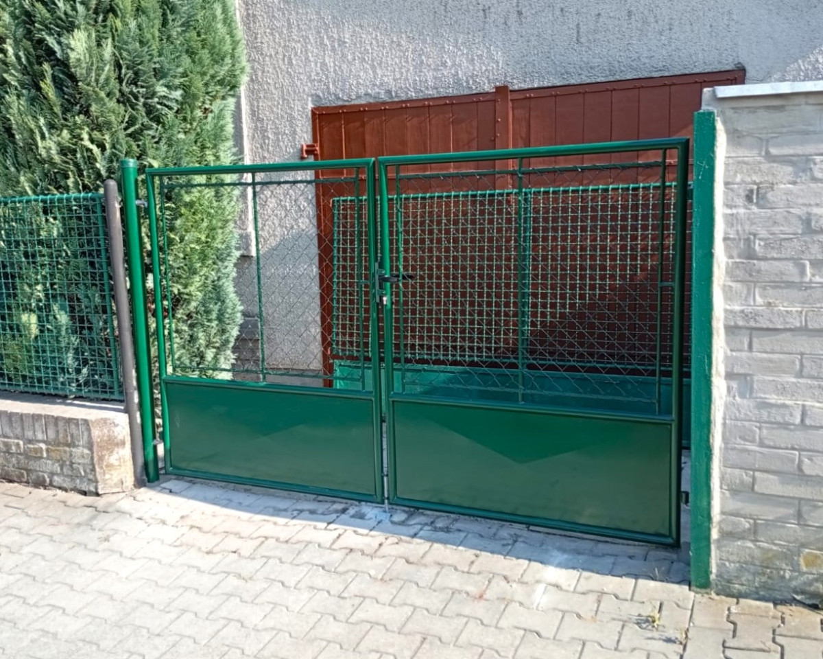 Jeneč, srpen 2025, dvoukřídlá brána s 