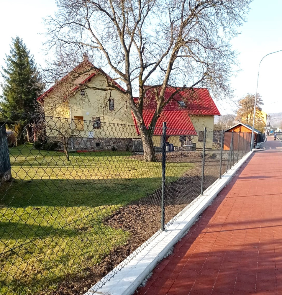 Rapotín, únor 2024, čtyřhranné pletivo v RAL7016 na betonovém základu, atyp brána 6x1,45m