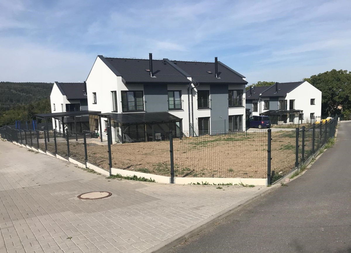 Mníšek pod Brdy, komplex bytových domů, září 2018 - svařované panely Light, podhrabové desky, brány.