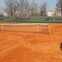 Praha Štvanice, březen 2019, tenisové pletivo.
