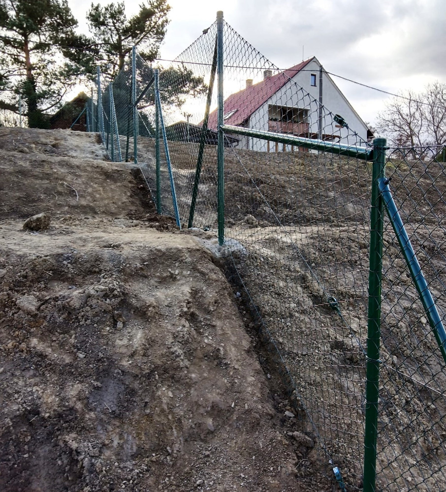 Svinaře, únor 2022, oplocení rodinných domků pletivem IDEAL Kompakt 160cm, 400 bm