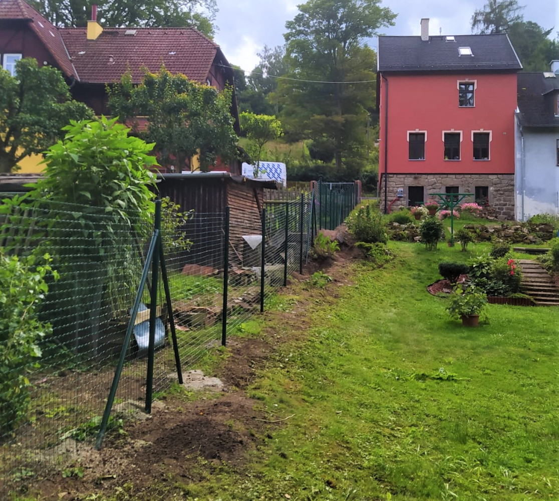 Bečov nad Teplou, srpen 2021, svařovaná síť Pilonet Heavy 1500, branka Solid