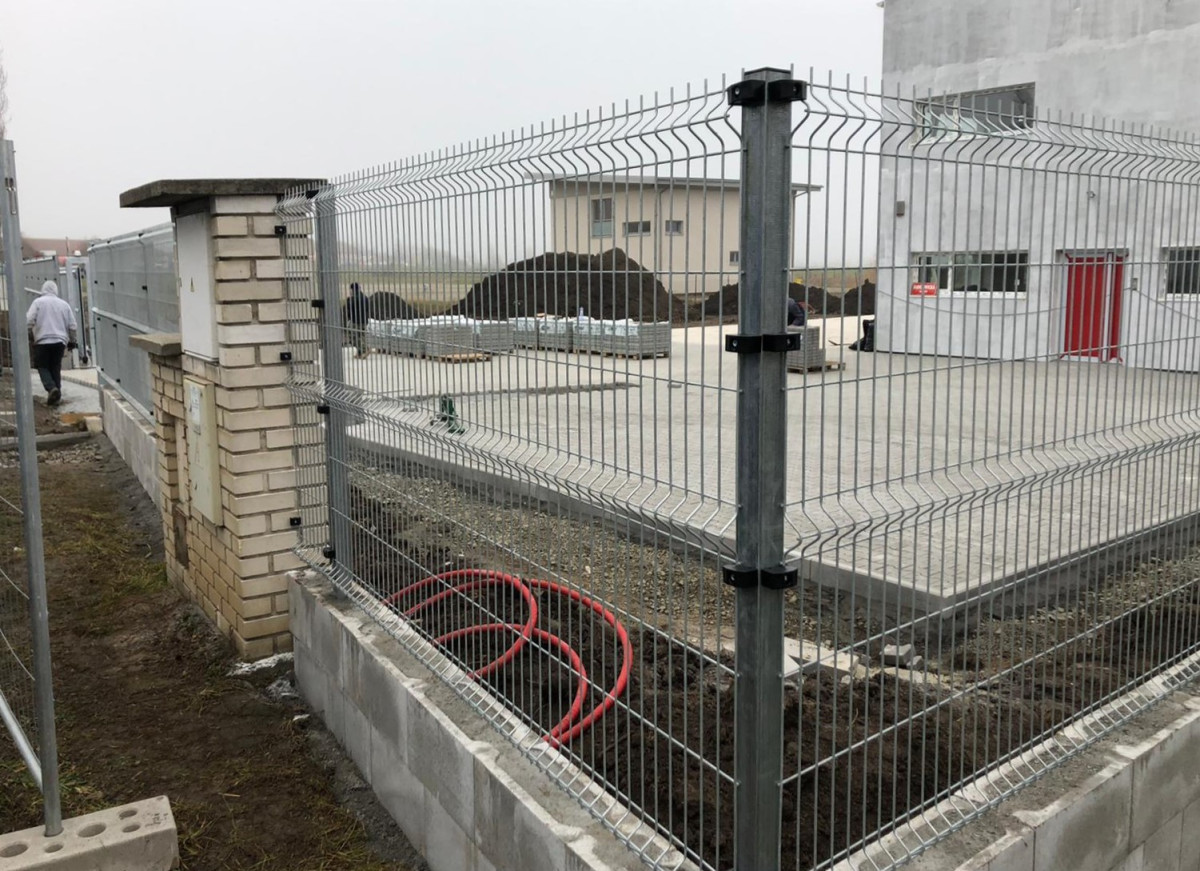 Jesenice, prosinec 2020, svařované panely Classic Zn na podezdívce, branka Pilofor 1094x2045mm