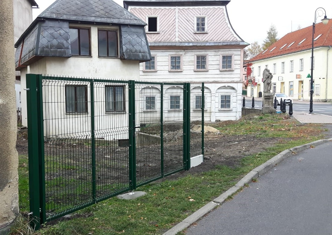 Varnsdorf, listopad 2018, svařované panely Pilofor Light, podhrabové desky, branka a brána Pilofor.