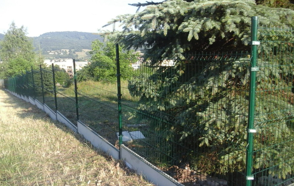 Děčín, červenec 2018, oplocení rodinného domu panely Classic, pletivem a podhrabovými deskami.