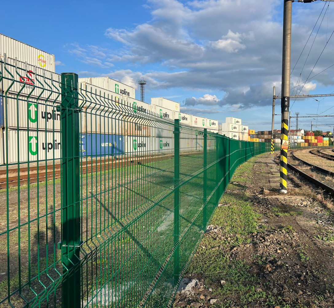 Terminál Obrnice, červen 2025, 2000bm oplocení z panelů Pilofor Classic 3D.